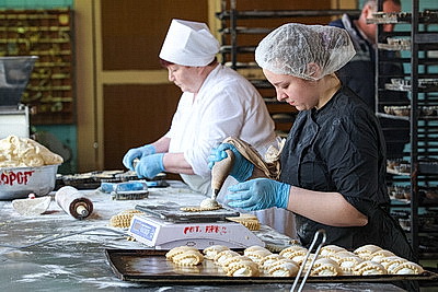 По классическим рецептам. Предприятия Белкоопсоюза поставят в торговую сеть около 100 тонн праздничной продукции