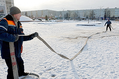 В Витебске на площади Победы заливают каток