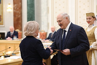 Лукашенко вручил дипломы доктора наук и аттестаты профессора