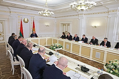 Работа антикризисных управляющих, выплата заработка. Темы совещания Лукашенко с Совмином