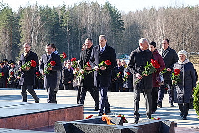 \"Пусть скорбь и печаль обернутся в мужество ваше и силу\". В Хатыни проходит всенародная вахта памяти