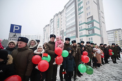 Ключи от арендных квартир получили 60 семей военнослужащих Борисовского гарнизона