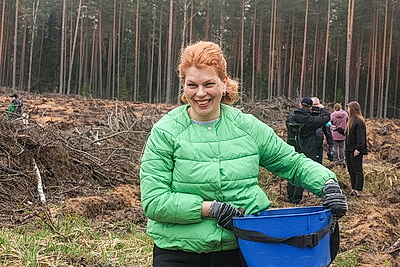 Республиканский субботник: коллектив Администрации Президента принял участие в благоустройстве мемориального комплекса и посадке леса