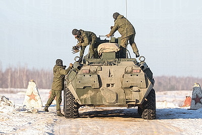 Десантники и гвардейцы во время проверки ВС сдают нормативы по огневой подготовке в Борисовском районе