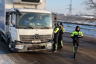 Запуск двигателей, буксировка и горячий чай: как ГАИ Могилевской области помогает людям в морозы