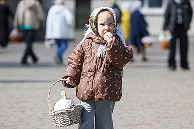 Православные верующие освящают пасхальную трапезу в храмах Беларуси