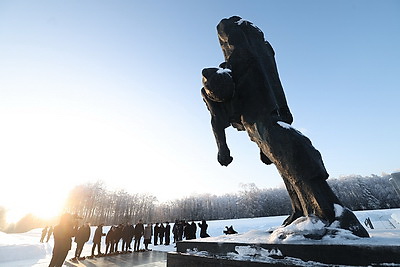 Председатель Мажилиса Парламента Республики Казахстан возложил цветы в МК \"Хатынь\"