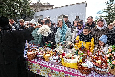 Православные верующие освящают пасхальную трапезу в храмах Беларуси