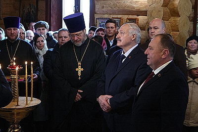 Лукашенко зажег пасхальную свечу в одном из деревенских храмов