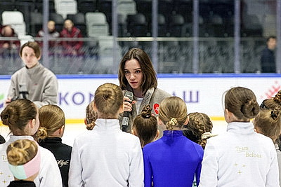 Двукратный серебряный призер Олимпийских игр Евгения Медведева провела мастер-класс для юных спортсменов