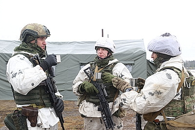 Десантники во время проверки ВС на Брестском полигоне выполняют стрельбы из различных видов оружия