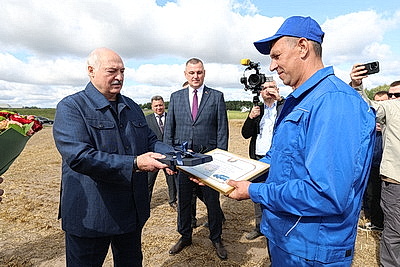Лукашенко встретился с передовиками уборочной кампании в Минском районе