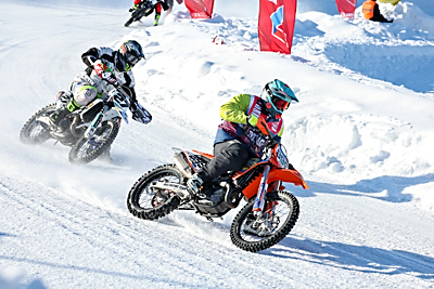 С жаждой адреналина. Белорусские гонщики покорили стихию на соревнованиях по мотоспидвею
