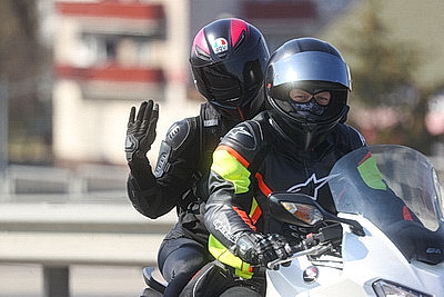 Рев мотора, блеск хрома и невероятная скорость. В Бресте торжественно открыли мотосезон-2026