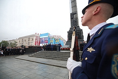 Лукашенко возложил венок к монументу Победы в Минске