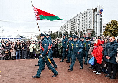 С танцами, цветами и с 30-метровой высоты. Спасатели в Витебске поздравили женщин с 8 Марта