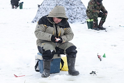 Клевое место! Зимняя рыбалка на Фатинском заливе в Могилеве