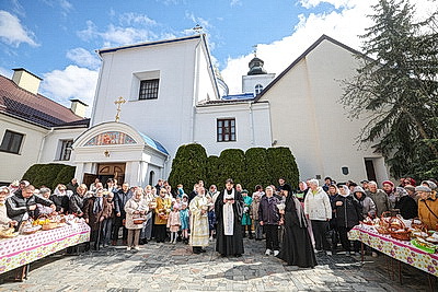 Православные верующие освящают пасхальную трапезу в храмах Беларуси