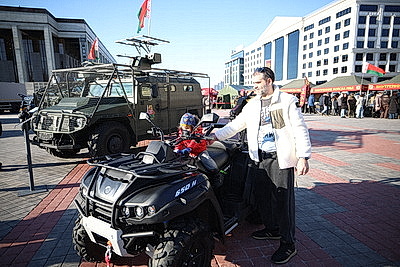 Выставка спецтранспорта, интерактивные площадки, конкурсы. Акция МВД проходит у Дворца Республики в Минске