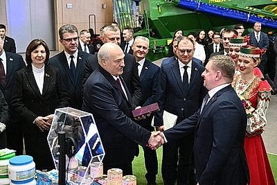 Лукашенко вручил символы Государственного знака качества