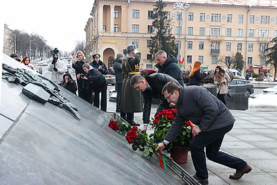 К монументу Победы возложили цветы в День защитников Отечества