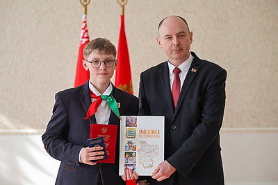 Паспорта лучшим учащимся из Минской области вручили в старейшей гимназии страны