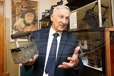 Продал машину, чтобы выкупить редкие экземпляры: белорус собрал уникальную коллекцию утюгов