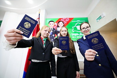 Свои первые паспорта из рук председателя КГК получили десять юных белорусов