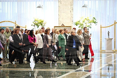 Для участников форума \"Женщина и будущее деревни\" провели экскурсию во Дворце Независимости