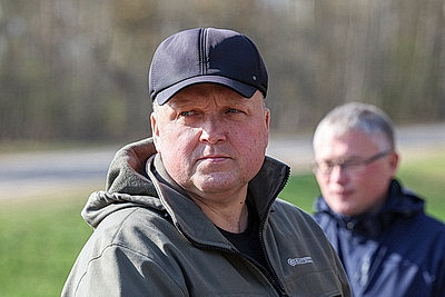 Республиканский субботник: премьер-министр принял участие в благоустройстве братской могилы в Минском районе