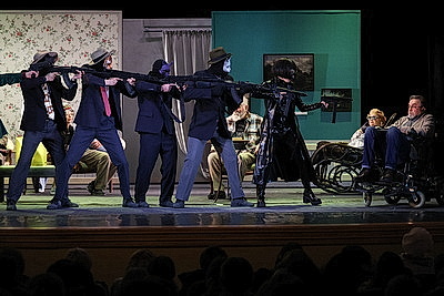 Премьеру комедии \"Особо опасные пенсионеры\" представил театр им. М.Горького