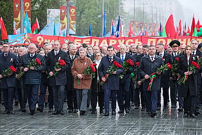 Лукашенко возложил венок к монументу Победы в Минске