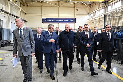 Лукашенко посетил производство лесозаготовительной техники в Логойском районе