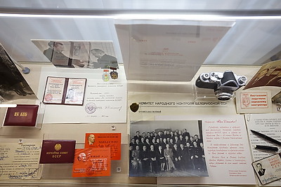 Свои первые паспорта из рук председателя КГК получили десять юных белорусов