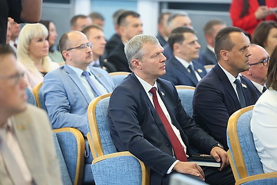 \"Важно опираться на людей и вместе решать вопросы\". Работу депутатов обсудил Сергеенко с активом Гродно