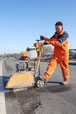 В Беларуси ведутся весенние ямочно-ремонтные работы