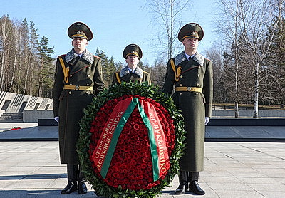 \"Пусть скорбь и печаль обернутся в мужество ваше и силу\". В Хатыни проходит всенародная вахта памяти