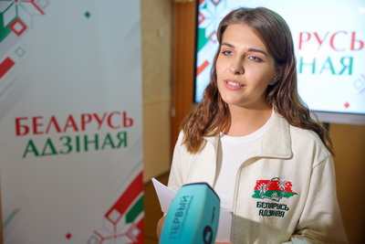 Половинки яблок и экскурс в историю. Учащиеся колледжей приняли участие в акции \"Беларусь адзіная\"