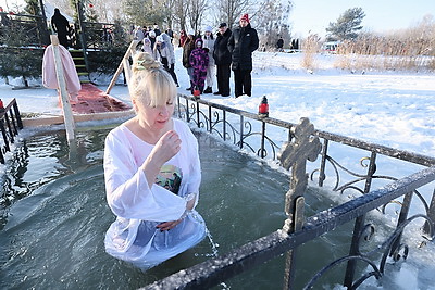 Православные верующие празднуют Крещение Господне