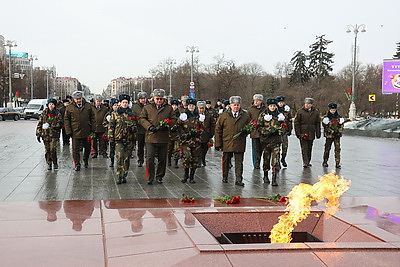 К монументу Победы возложили цветы в День защитников Отечества