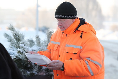 \"Согрей теплом\": горячее питание доставляют работникам ЖКХ, убирающим снег в Минске