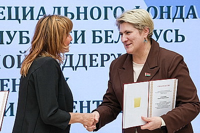 Учащимся и педагогическим работникам Минска вручили свидетельства спецфонда Президента