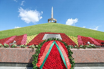 Символ мужества и гордости народа. Торжества по случаю Дня Независимости проходят на Кургане Славы