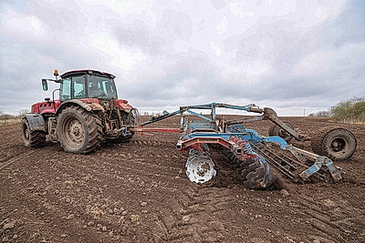 Забота о механизаторах для оперативного сева. Как в Сенненском районе аграрии трудятся на полях