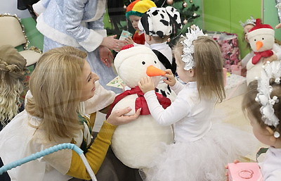 \"Они такие же, как и наши с вами\". Воспитанников дома ребенка в ИК-4 поздравили с Новым годом