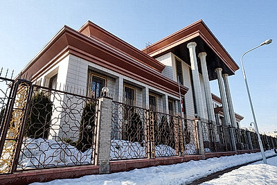 Цветы и детские игрушки несут к посольству Ирана в Минске