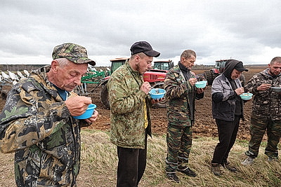 Забота о механизаторах для оперативного сева. Как в Сенненском районе аграрии трудятся на полях