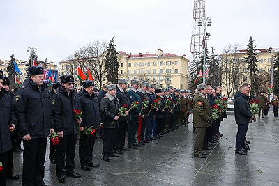 К монументу Победы возложили цветы в День защитников Отечества