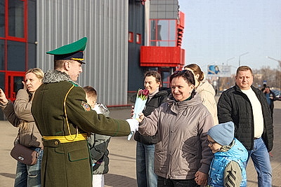 Плац-концерты, море цветов и теплых слов. В Бресте мужчины поздравили женщин