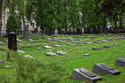 Почтить память погибших. Возложения цветов к братским могилам и мемориалам проходят в канун Дня Победы